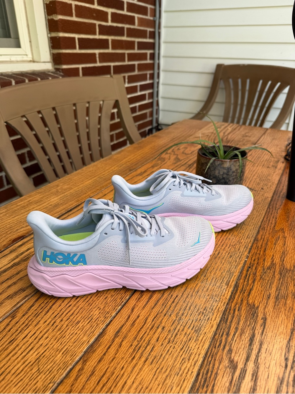 HOKA One One Arahi 7 Light Gray & Pink Running Sneakers like new